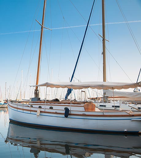 Catamarano nel porto di Cannes foto