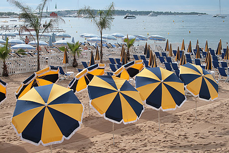 Umbrele de soare si sezlonguri pe plaja cannes foto